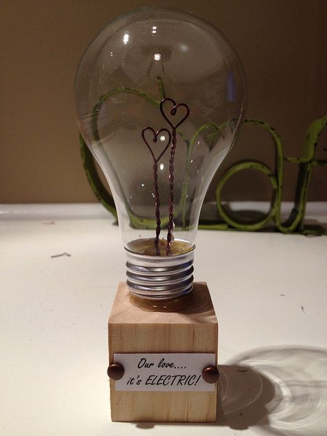 Valentine's Day gift - for electricity lovers Diy Light Bulb, Diy Anniversary Gifts For Him, Diy Anniversary Gift, Trending Christmas Gifts, Diy Anniversary, Perfect Gift For Boyfriend, Engineering Gifts, Homemade Valentines, Diy Presents