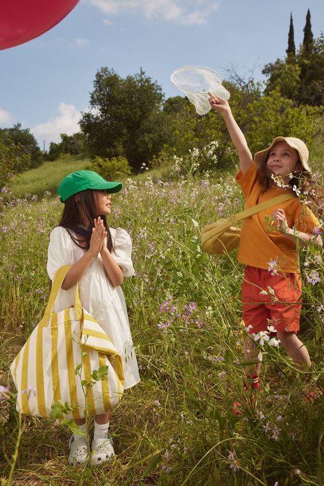 Kidswear Editorial Fashion Photography, Kids In Nature, Kids Playing Outside, Kid Photoshoot, Farm Kids, Spring Kids, Spring Family, Summer Campaign, Kids Photoshoot