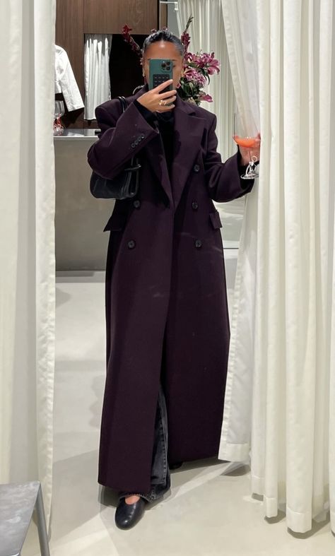 Chill Cute Outfits, Purple Fall Outfit, Warm Winter Outfits Aesthetic, Fall London Outfits, Purple Long Coat, Everyday Work Outfits, Museum Aesthetic Outfit, Casual Outfit Aesthetic, Paris Fall Fashion