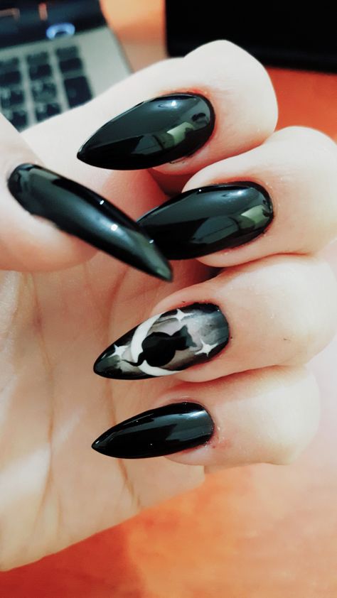 Cat Moon Nails, Black Cat Nails Design, Bruja Nails, Halloween Nails Cat, Lunar Nails, Black Cat Nail Art, Universe Nails, Halloween Themed Nails, Black Nails Art