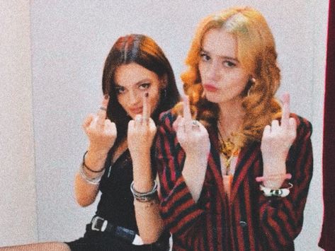 Maeve Aimee, Maeve And Aimee, Aimee And Maeve Icons, Maeve And Amiee, Maeve Wiley Season 3, Maeve Wiley Reading, Maeve Wiley Middle Finger, Vintage Filters, 2 Girl