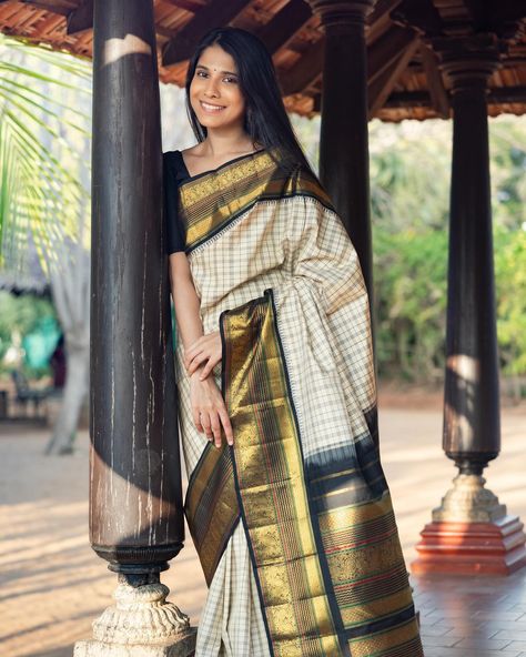 கட்டம் Our modern checkered sarees boldly break from tradition, featuring vibrant colors and innovative designs that push the boundaries of heritage craftsmanship. This Kanchipuram silk saree features a black border and black-and-white checkered pattern throughout the body, all handwoven to perfection. [Checks, Madras Checks, Tulsi Weaves, silk saree, saree, silk, handloom saree, handloom, designer, designer wear, Kanchipuram Silk Saree, kanjeevaram silk saree, handloom Silk Sarees, saree ... Madras Checks, Kanjeevaram Silk Saree, Checks Pattern, Checks Saree, Saree Silk, Kanchipuram Silk Saree, Understated Elegance, Pure Silk Sarees, White Silk