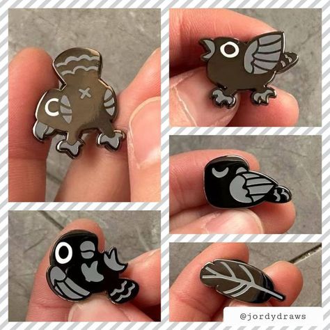 Crow Enamel Pin, Cute Pins For Backpacks Aesthetic, Enamel Pin Backing Card, Bag Pins Ideas, Cool Pins For Backpacks, Pins On Bag, Enamel Pins Aesthetic, Cute Button Pins, Enamel Pin Design