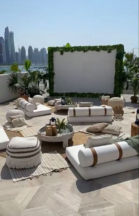 Backyard Cinema Ideas, Picnic Seating Ideas, Luxury Movie Night, Outdoor Cinema Backyard, Outdoor Cinema Garden, Outdoor Cinema Ideas, Sala Cinema, Backyard Movie Theaters, Bar Deco