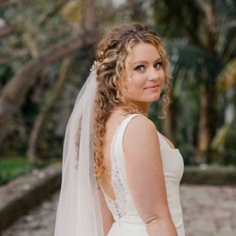 Curly Bride on Instagram: "@nica_thesalon : "When a bride wears her natural crown of curls, she shows up on her big day uncontrived and in her true essence." Photo: @kaitiebrainerdphoto Hair: @nica_thesalon #curlybride #curlybrides #curlyhair #curlybridestyle #curlyhairstyles #naturallycurly #curlyhairtips #wavyhair #bride #wedding #weddinginspiration #weddinghair #weddinghairstyles #weddinghairinspo #bridetobe2021 #bridetobe #bridalhair #bridalhairstyle #bridalhairstyles #curlyweddinghair #bridalcurlspecialist #hair #curlygirlmethod" Wedding Veil Curly Hair, Naturally Curly Bridal Hair With Veil, Curly Wedding Hair With Veil, Curly Hair Veil, Curly Hair With Veil, Curly Brides, Curly Bride, Curly Bridal Hair, Natural Crown