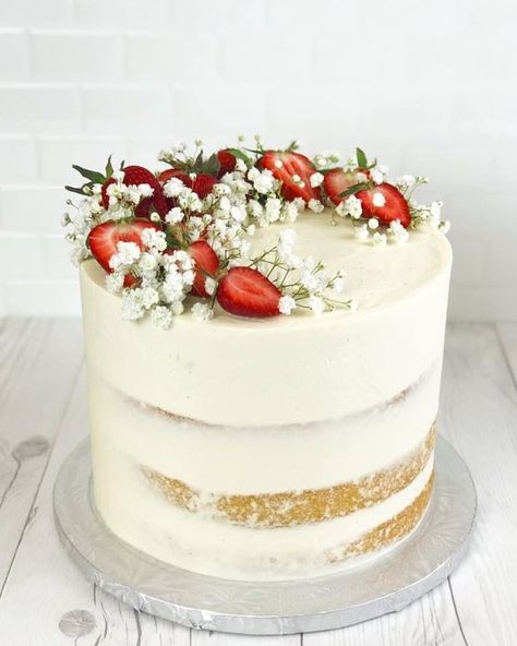 Naked Strawberry Shortcake, Naked Cake Ideas, Strawberry Wedding Cakes, Cakes Pretty, Wedding Strawberries, Strawberry Birthday Cake, Strawberry Cream Cakes, Groom And Bride, Strawberry Birthday