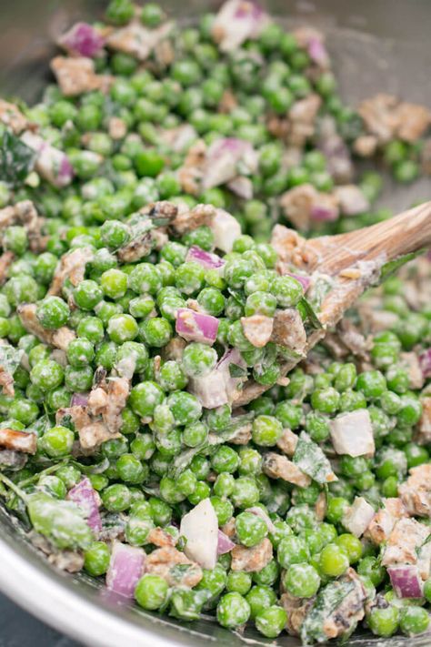 Plant-based pea salad, with easy cashew ranch instead of mayo and cheese; fresh peas, red onion, parsley, and tempeh. Gluten-free, vegan. Vegan Pea Salad, Pea Salad Vegan, Cold Pea Salad, Green Pea Salad, Green Peas Recipes, Low Carb Sweet Potato, Pea Salad Recipes, Vegetarian Salad Recipes, Best Pasta Salad