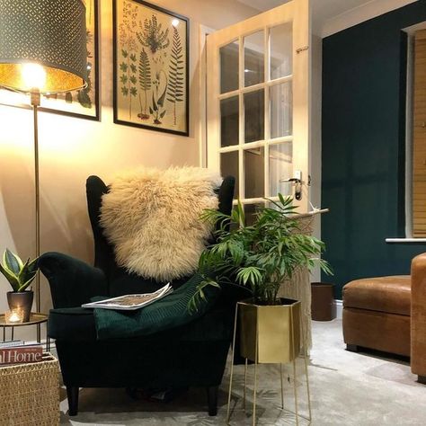 Classic Modern Interior, Strandmon Chair, Ikea Strandmon, Flat Inspiration, Green Velvet Armchair, Ikea Lamp, Green Armchair, Cozy Chair, Ikea Chair