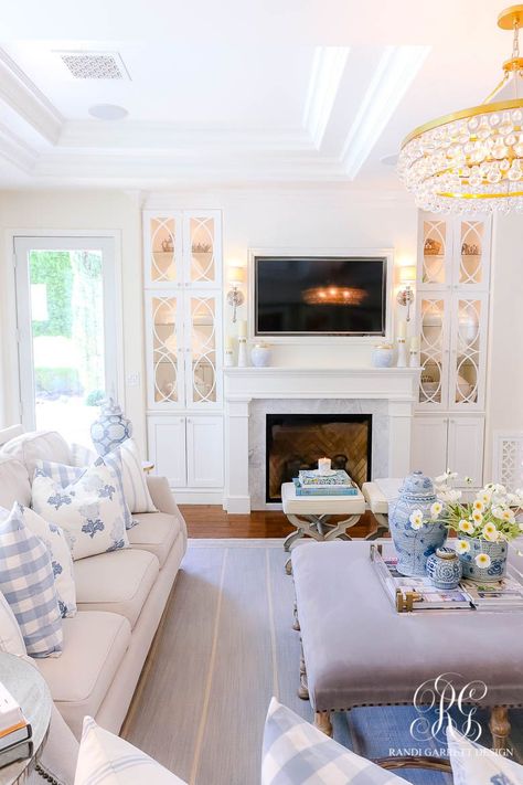 French Country Costal, Costal Grandma Aesthetic Living Room, Blue And White House Aesthetic, Costal Grandma Home Decor, Coastal Grandmother Living Room, Classic Southern Home Decor, Preppy Room Tour, Preppy Pink Room, Classy Homes