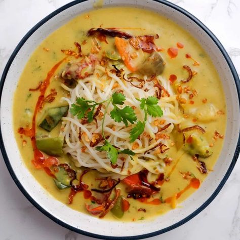 Khow Suey Recipe, Soup With Noodles, Burmese Food, Dry Noodles, Madras Curry, Fried Shallots, Garlic Fries, Gram Flour, Yangon