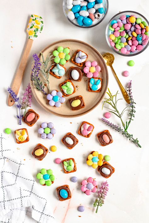 These Easter Pretzels are a simple and easy dessert that will make your Easter dessert table especially festive! Made with pretzels, melting chocolate, and candies, these cute pretzels take the shape of flowers, bunnies, and egg nests! Easter Pretzels, Easter Pretzel, Easter Strawberry, Easter Dessert Table, Easter Deserts, Rolo Candy, White Chocolate Pretzels, Pretzel Shape, White Chocolate Candy