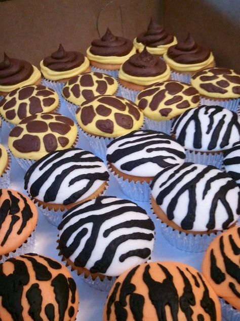 Tiger Cupcakes Easy, Born Two Be Wild Cupcakes, Wild Cupcake Ideas, Cheetah Cupcake Cake, Zoo Cupcakes, Animal Print Cupcakes, Jungle Cupcakes, Safari Cupcakes, Cake Decorating For Beginners