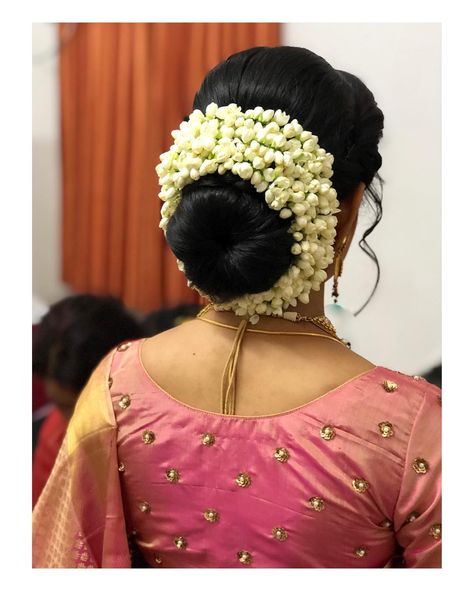 Image may contain: one or more people Kondai Hairstyle, Simple Bridal Bun, Indian Bun Hairstyles, South Indian Hairstyle, Bridal Hair Decorations, Bridal Hairstyle Indian Wedding, Side Bun Hairstyles, Saree Hairstyles, Wedding Bun Hairstyles