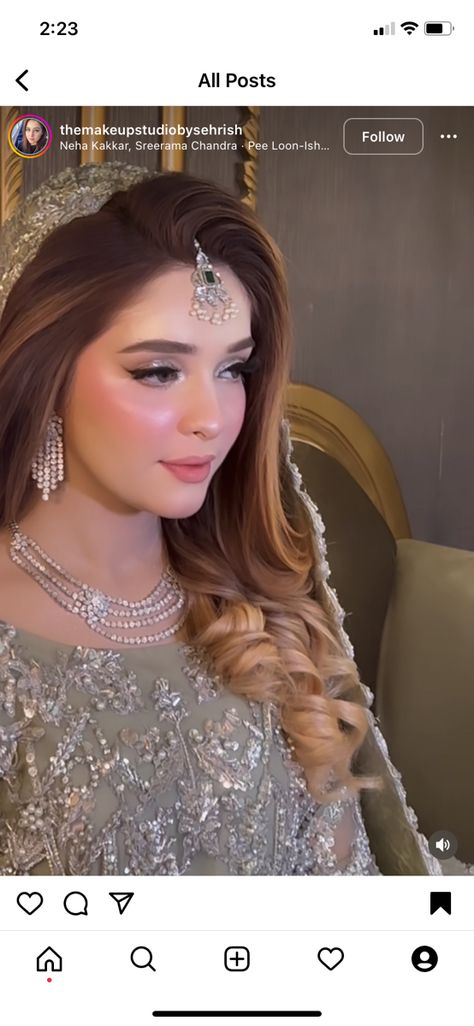 Walima Bridal Hairstyles Pakistani, Party Makeup Hairstyles Pakistani, Party Make Up Looks Pakistani, Open Hairstyles For Engagement Bride, Tikka Hairstyle Curls, Bridal Sister Makeup Look, Valima Bride Hairstyles, Pakistani Light Makeup, Bride Simple Hairstyles