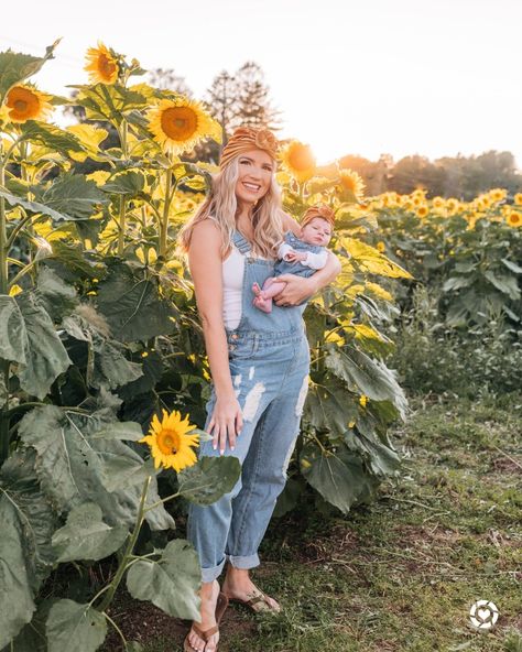 Outfits For Sunflower Field Pictures Family, Sunflower Photoshoot Mommy And Me, Sunflower Mommy And Me Photos, Sunflower Picture Outfit Ideas, Outfits For Sunflower Field Pictures, Sunflower Photoshoot Outfit Ideas, Baby Sunflower Photoshoot, Sunflower Field Outfit, Infant Sunflower Photoshoot