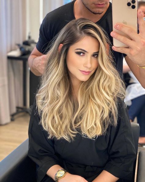 Vinicius on Instagram: “Sério, eu sou simplesmente apaixonado por tom mais quente !! Loiro dourado para essa barbie @barbarabonfimm ❤️ HAIR by @fsespacobeleza” Morena Blonde Hair, Gold Blonde Hair, Warm Blonde Hair, Pretty Blonde Hair, Ombre Hair Blonde, Hair Blond, Glossy Hair, Honey Blonde Hair, Blonde Hair Inspiration