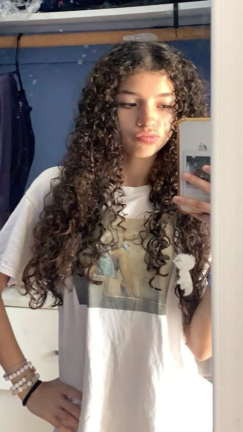 Curly Head Girl, Curly Hair Pfp, Curly Haired Girl, Girls With Curly Hair, Girl With Curly Hair, Curly Hair Girl, Good Haircut, Aesthetic Styles, Natural Girl