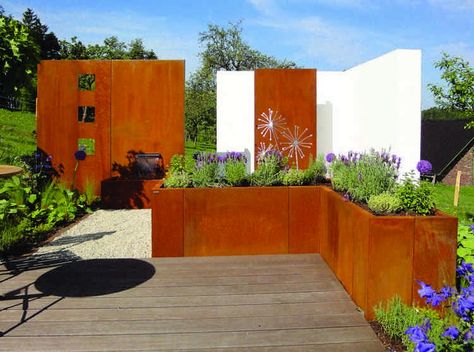 bac à fleurs et panneaux décoratifs en acier Corten dans le jardin contemporain Corten Garden, Small Urban Garden, Metal Facade, Engineering Companies, Hardscape Design, Enclosed Patio, Steel Planters, Steel Flowers, Contemporary Garden