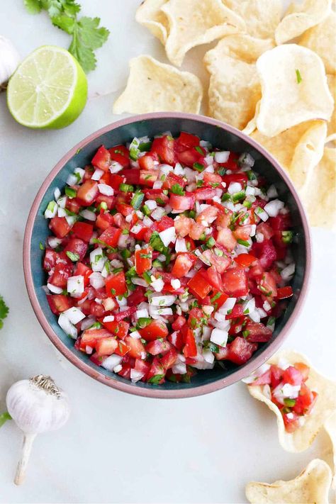 Celebrate tomato season with this simple fresh garden salsa recipe! It's made with basic yet flavorful ingredients and comes together in 20 minutes. Fresh Garden Salsa, Garden Salsa Recipe, Garden Fresh Salsa, Make Salsa, Garden Salsa, Fresh Salsa Recipe, Fresh Tomato Recipes, Homemade Salsa Recipe, Salsa Recipes