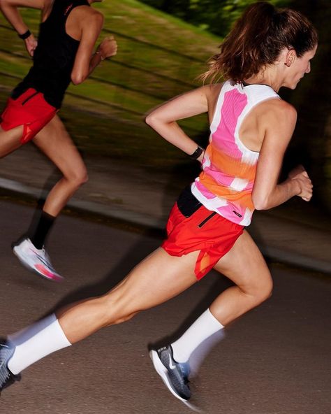 @runners_highest on Instagram: “Runners of SOAR:⁣ @georgiegrgec & @ruby_diamontei wearing the all new Soar Wmns Race capsule. Dope race kit imo, out now! Swipe through.…” Soar Running, Marathon Training Schedule, Active Style, Accessory Design, Marathon Training Plan, Running Style, Running Race, Runners High, Running Club