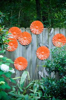 DIY fence art.  Spray paint dollar store metal flowers to brighten up a dreary fence.  Amazing what a little bit of color can do! Scary Halloween Decorations Outdoor, Jardim Diy, Halloween Decor Diy, Casa Halloween, Christmas Tree Decorating Themes, Diy Halloween Decor, Fence Art, Cement Planters, Scary Halloween Decorations