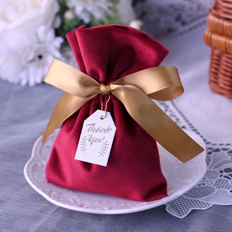 Return Gifts For Birthday, Red Velvet Wedding, Wedding Return Gifts, Baby Shower Return Gifts, Gift Bag Birthday, Guest Gift Bags, Velvet Wedding, Creative Wedding Gifts, Wedding Candy Boxes