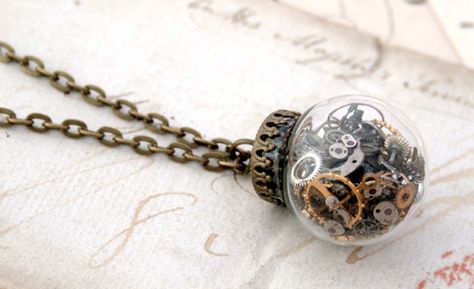 Steampunk Terrarium, Steampunk Outfits, Coin Purse Tutorial, Mode Steampunk, Steampunk Pendant, Steampunk Crafts, Unusual Necklace, Terrarium Necklace, Steam Punk Jewelry