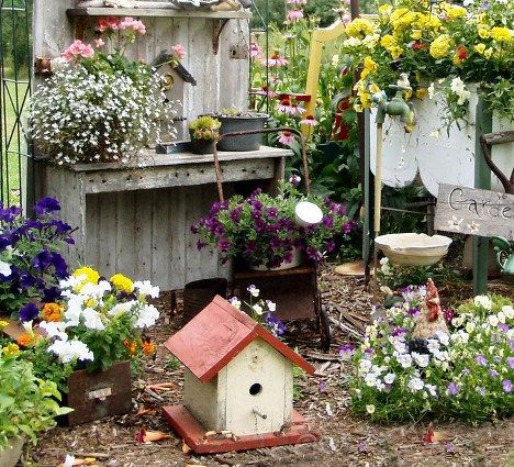 Flea Market Gardening, Garden Junk, Vintage Garden Decor, Garden Art Projects, Plants And Flowers, Flea Markets, Garden Structures, Garden Cottage, Country Gardening