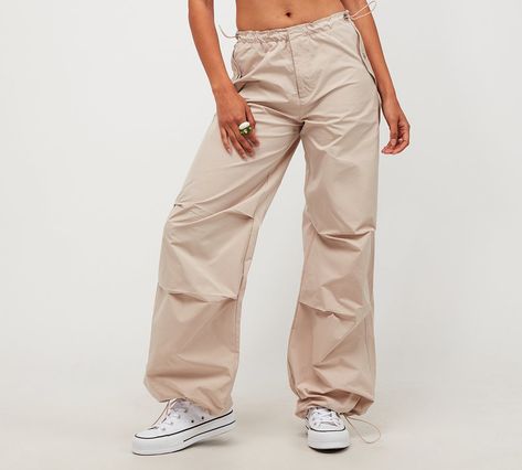 Tan Parachute Pants, Beige Parachute Pants, Zara Parachute Pants Outfit, Beige High Waist Parachute Pants For Streetwear, Beige High Waist Parachute Pants With Side Pockets, H&m Parachute Pants, Parashoot Pants Outfit, Nike Joggers Women, Beige High-waisted Parachute Pants