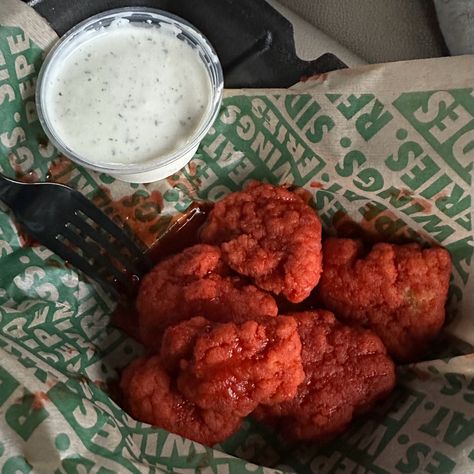 Wing Stop Aesthetic Food, Atomic Wings Wingstop, Wingstop Pictures, Hot Wings Aesthetic, Wingstop Tenders, Wing Stop Aesthetic, Food Wingstop, Wingstop Aesthetic, Wingstop Wings