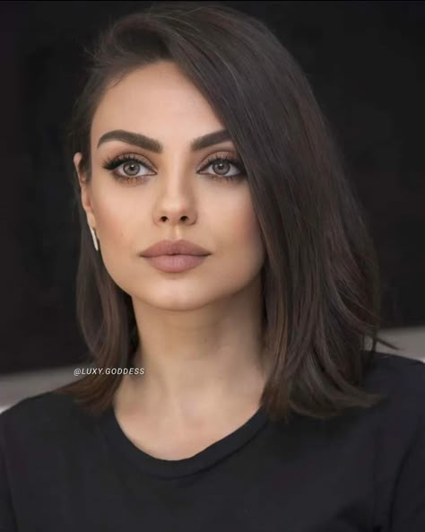 Makeup For Square Face Shape, Square Face Makeup Looks, Brunch Makeup Ideas, Hair Color Ideas Vibrant, Mila Kunis Makeup, Hairstyle For Square Face, Mila Kunis Hair, Square Face Makeup, Short Hair Color Ideas