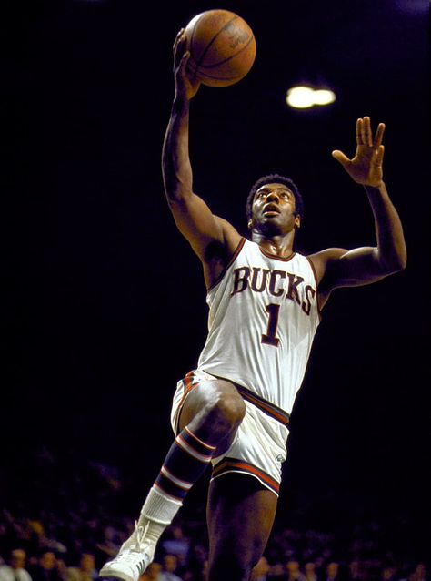 Nba Photography, Walter Iooss, Oscar Robertson, Sports Clips, Big O, Nba Mvp, Basketball Photography, Nba Legends, Sports Hero