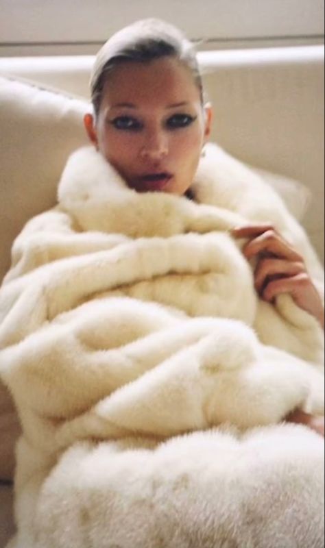 Kate Moss Style, Vogue Portugal, Laura Bailey, Vogue Brazil, Poppy Delevingne, Ellen Von Unwerth, Peter Lindbergh, Mario Testino, Richard Avedon