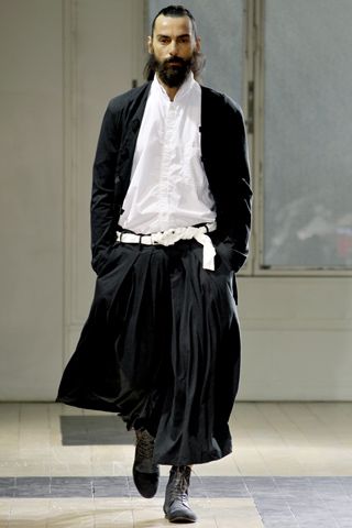 Jedi Clothes, Men's Skirts, Urban Goth, Yohji Yamamoto Menswear, Rad Hourani, Hakama Pants, Neue Outfits, Yohji Yamamoto, Dark Fashion