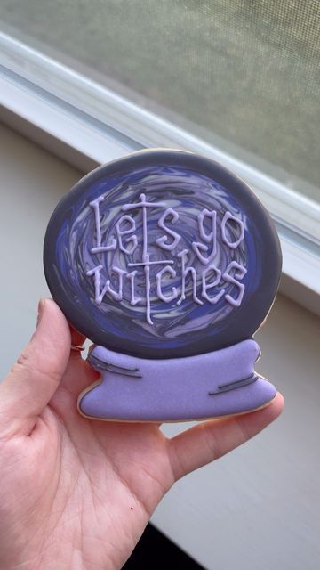 Spooky Christmas Cookies, Crystal Ball Cookies Decorated, Crystal Ball Cookies, Tarot Cookies, Witchy Cookies, Crystal Ball Cake, Goth Cookies, Witch Cookies, Spooky Foods