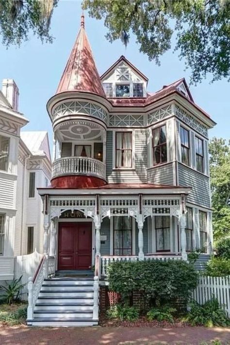 1890 Victorian For Sale In Savannah Georgia Savannah Homes, Savannah Georgia Architecture, Victorian Vibes, Savannah Georgia Homes, Old Mansions For Sale, Old Victorian Homes Interior, Victorian Houses For Sale, Farmhouse Victorian, Old Victorian House