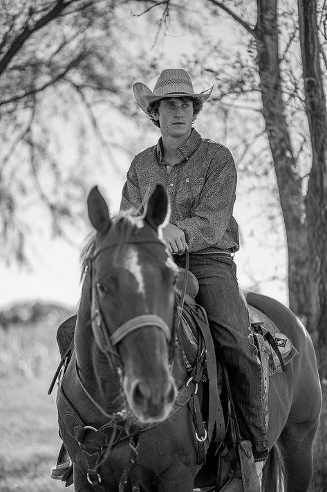 Senior Photos With Horses Boy, Cowboy Senior Photos, Roping Photography, Western Senior Picture Ideas For Guys, Cowboy Senior Pictures Guys, Cowboy Senior Pictures, Senior Horse Photography, Western Senior Picture Ideas, Cowboy Photoshoot