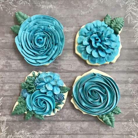 How To Make Flowers With Royal Icing, Royal Icing Flower Cookies Tutorial, Cookie Decorating Flowers, How To Make Royal Icing Flowers, Royal Icing Flowers Tutorial, Making Royal Icing, Cookie Flowers, Flower Icing, Sugar Cookie Decorating