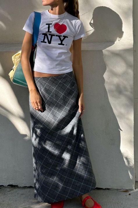 Lauren Ladnier, Shirt Skirt Outfit, Baby Tee Outfit, Fashion Style Guide, Nyc Shirt, Tee Shirt Outfit, Ny Outfits, Nyc Outfits, Look Office