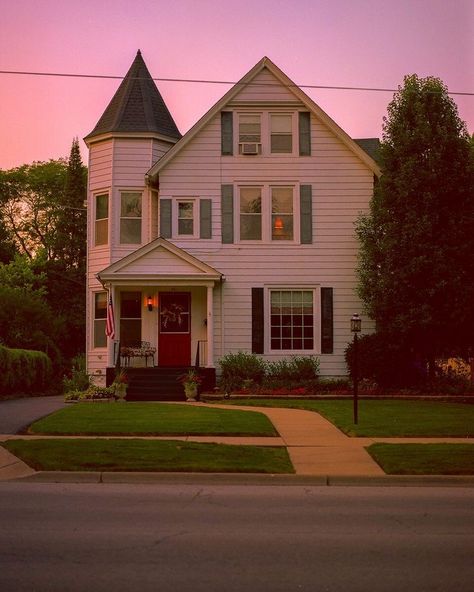 80s Neighborhood, Xoxo Photoshoot, American House Aesthetic, 80s House Exterior, 90s House, 80s House, Suburban House, American Houses, American House