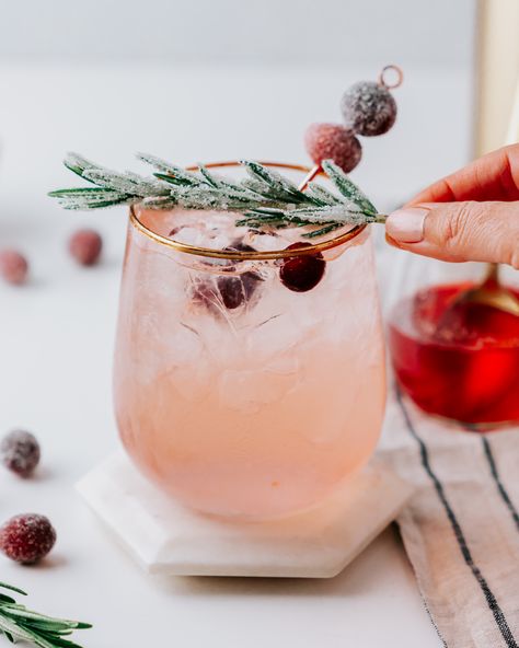 Holiday Cocktail Party Appetizers, Spritzer Drink, Rosemary Cocktail, Rosemary Syrup, Cranberry Vodka, Rose Cocktail, Cranberry Cocktail, Winter Cocktails, Christmas Brunch