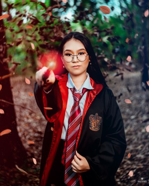 Senior Picture Ideas Harry Potter, Gryffindor Photoshoot, Harry Potter Photoshoot Ideas, Harry Potter Photoshoot, Harry Potter Photography, Harry Potter Engagement, Harry Potter Graduation, Pre Debut Photoshoot, Harry Potter Props