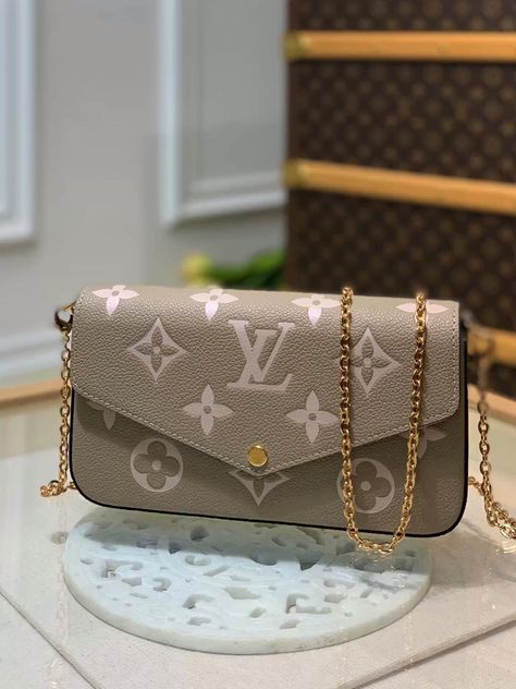 Coquette Stuff, Tas Louis Vuitton, Tas Lv, Louis Vuitton Felicie Pochette, Sac Louis Vuitton, Luxury Bags Collection, Handbag Essentials, Girly Bags, Louis Vuitton Purse