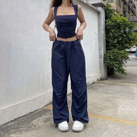 #wattpad #fanfikce PEN15 story Corset Top And Wide Leg Pants, Blue Parachute Pants Outfit, Black Parachute Pants Outfit, Blue Parachute Pants, Korean Grunge, Parachute Pants Outfit, Preppy Aesthetic Outfits, Mode Ulzzang, Wide Leg Sweatpants