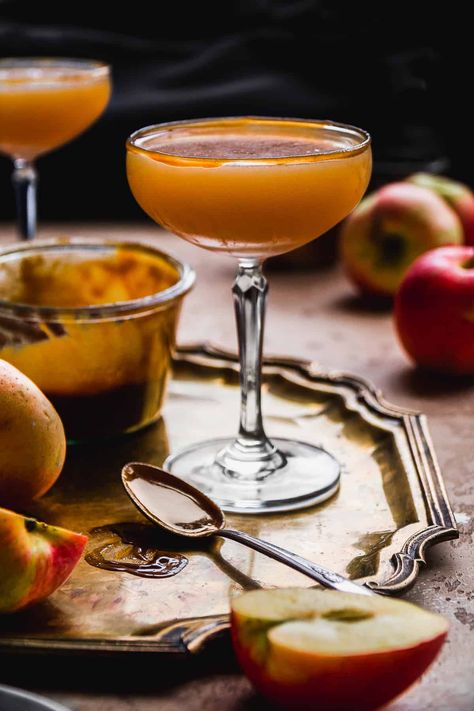 Salted Caramel Apple Cider Martini Fall Martinis Recipes, Apple Cocktails, Apple Cider Martini, Salted Caramel Martini, Cider Martini, Apple Cider Uses, Caramel Martini, Caramel Apple Martini, Caramel Apple Cider