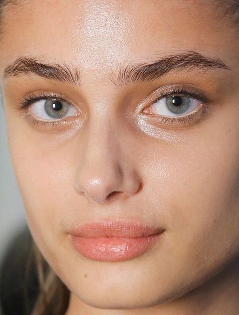 Taylor Hill Style, Models Without Makeup, Sherilyn Fenn, Bad Skin, Taylor Marie Hill, Celebrities Before And After, Thick Eyebrows, Taylor Hill, Gray Eyes