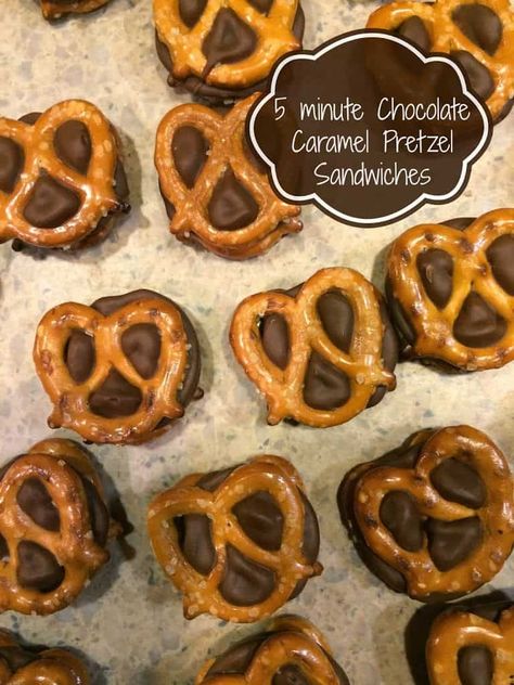 Easy 5 minute Rolo Pretzel Sandwiches- Easy recipes for kids! Rolo Pretzel, Pretzel Sandwich, Rolo Pretzels, Pretzel Bites Recipes, Chocolate Caramel Pretzels, Pretzel Snacks, Pretzel Treats, Caramel Pretzels, Snacks Ideas