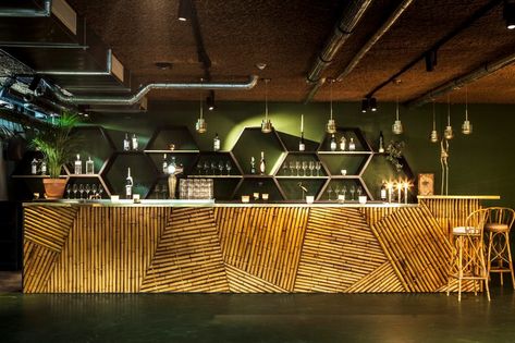 Con V corta - Revista Estilo Propio | Arquitectura y Diseño Bar Counter Design Restaurant, Restaurant Counter Design, Mid Century Hotel, Barra Bar, Bar Counter Design, Bamboo Bar, Bar Inspiration, Home Bar Designs, Counter Design