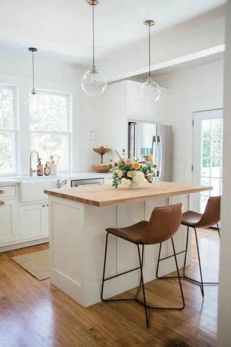 a cozy white kitchen design with Scandinavian touches Wood And White, Small Kitchen Island, Island Ideas, Stunning Kitchens, Trendy Kitchen, Kitchen Layout, Kitchen Colors, Kitchen Space, Kitchen Style