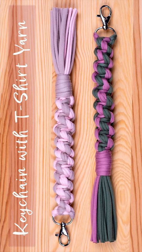 Keychain Diy Easy, Macrame Keychain Tutorial, Diy Macrame Keychain, Macrame Tutorial Beginner, Keychain Tutorial, Crochet Gift Ideas, Keychain Macrame, Crochet Keychains, Easy Macrame